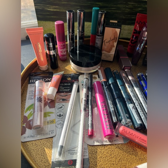 34 Pc New Makeup Bundle - Picture 3 of 6